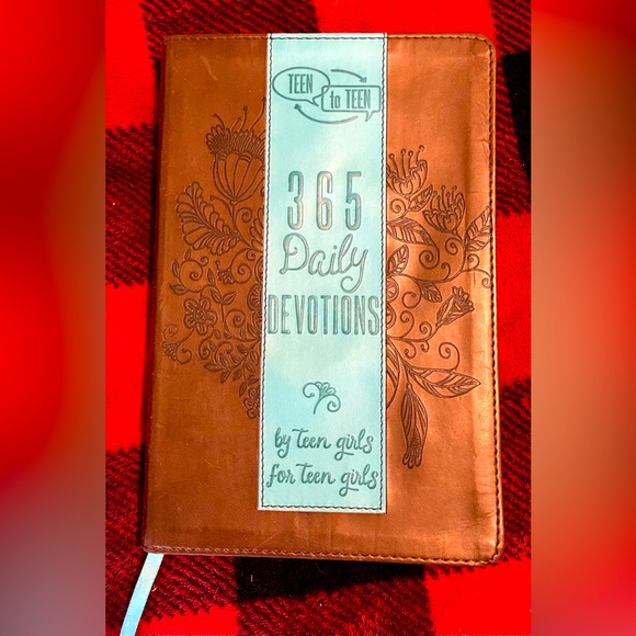❤️Teen to teen ✝️Christian 365 Daily Devotions❤️NWOT✝️wrapped up cover w/design - Picture 1 of 3